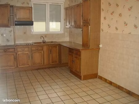 au centre d' artix 64170 f5 de 90m² + parking privé à 2 pas du ces