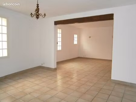 caromb centre maison de village 84330