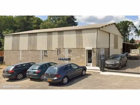 hangar fermé 240 m2 avec bureaux
