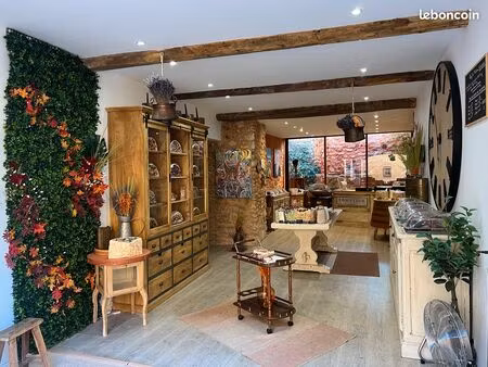 local commercial roussillon village touristique