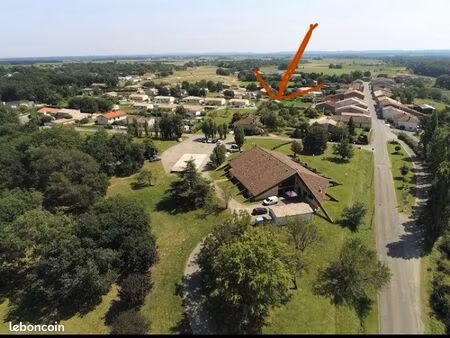 bien rare au cœur du village -2 terrains viabilisés de 900 m2 plats et bien exposés  issus