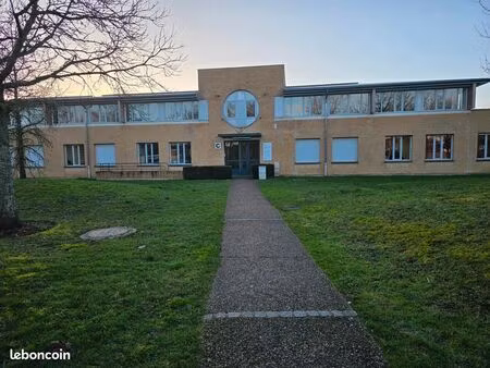 location bureaux petite surface 67 m2 a voisins-le -bretonneux