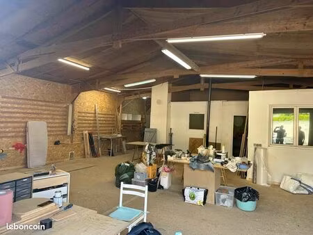 entrepôt 127m2 local commercial atelier avec bureau et sanitaire et cour privative