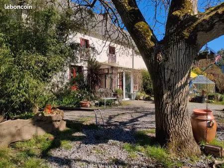 maison et dépendances avec grand terrain arboré