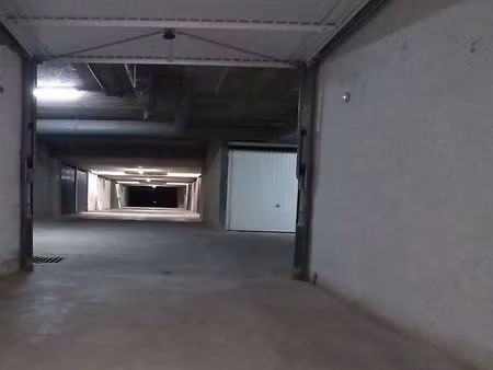 vends garage sécurisé à 50 m des plages...