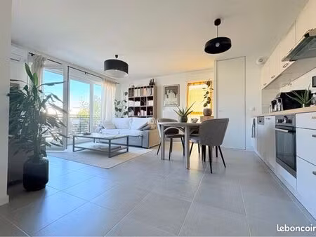 t3 meublé avec climatisation + 2 places de parking