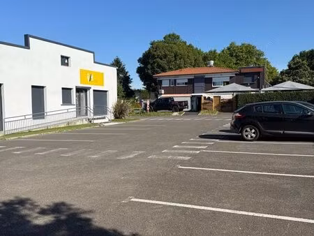 à louer local commercial ou professionnel d’environ 90 m²  idéalement situé sur un site dy