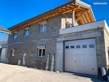 a louer : entrepôts  bureaux et logement de fonction