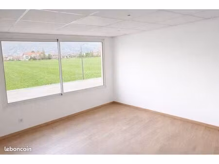 pièce à louer dans commerce de 12m2