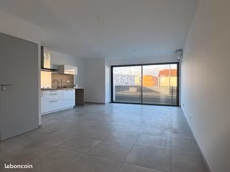 villa récente avec garage — quartier calme  proche mer