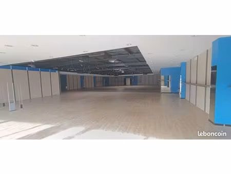 local commercial 800 m2 +400 m2 parking fermé