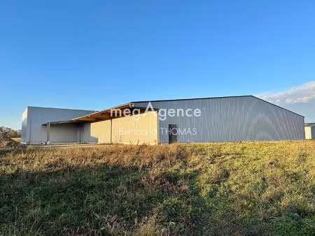 bâtiment de 1800 m2 construit en 2023 sur un terrain de 6924 m2