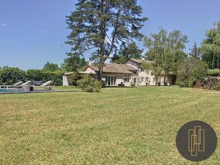 proche villefranche propriété de 250 m2 sur un parc de 2 600 m2