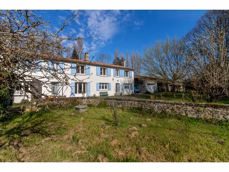 charentaise : 2 logements  dépendances  terrain 3 ha