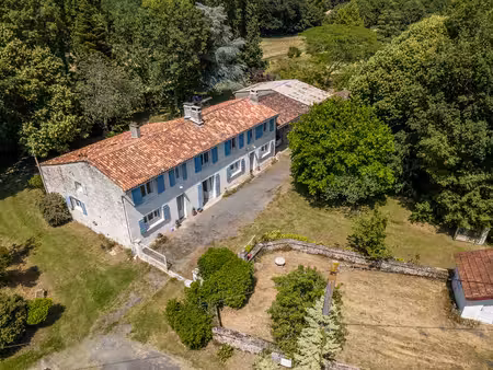 charentaise : 2 logements  dépendances  terrain 7500 m2