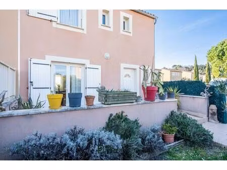 villa récente avec jardin  double terrasse et garage – village avec commerces à 15 min d’u