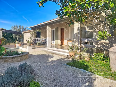 villa traditionnelle au calme avec piscine  annexe et vues s