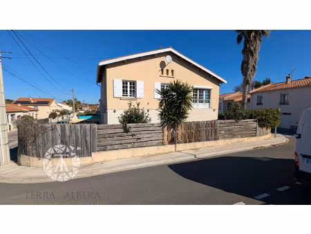 villa 3 faces idéalement située au coeur du village  avec vue