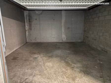 grand garage en sous sol