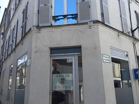 boutique d'angle avec 12 ml de façade vitrée