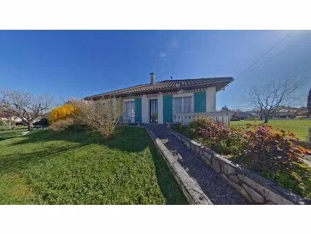 maison en bon état à l isle jourdain 86 proche commerces