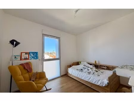 location appartement  m² t-3 à la rochelle  813 €