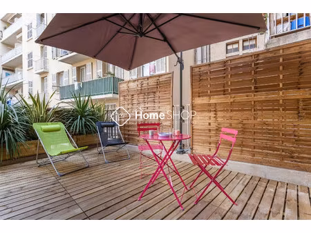 t1 meuble vieux port avec 25 m2 de terrasse