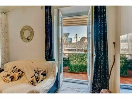 rue reine jeanne  4p au 2e étage  vue dégagée  beaux volumes