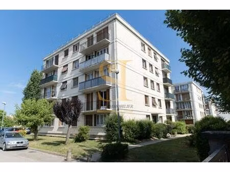 très beau studio situé à combs la ville