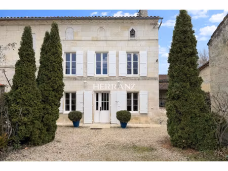 élégante maison en pierre avec dépendances au coeur d'izon