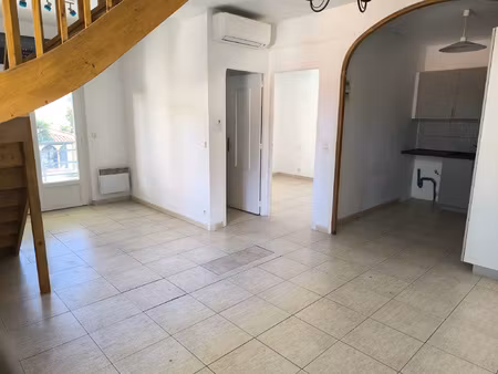 appartement t2 + 2 pieces sous combles avec balcon et local