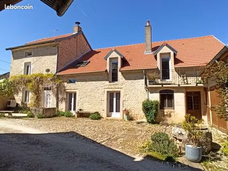 maison familiale en pierres apparentes