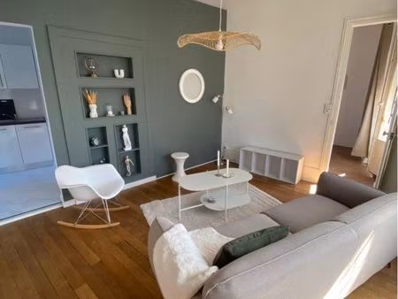 t2 bis meublé et décoré par décoratrice - centre-ville