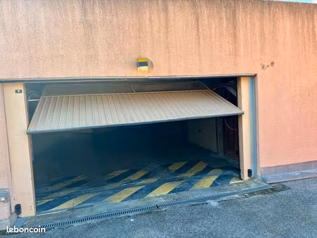 loue garage férmé garbejaire