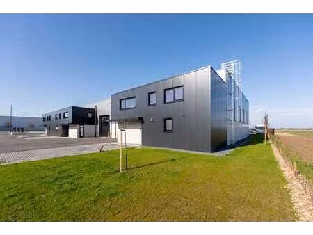 bâtiment relais à hannut flambant neuf