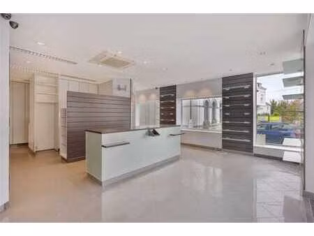 belle surface de commerce/bureau au centre du village.