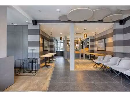 commerce situé au centre de jezus-eik