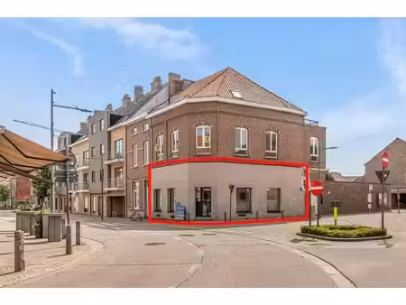 gunstig gelegen handelspand (vrij van huur) met ruime kel...