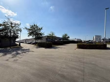 bedrijfsgebouw bestaand uit showroom/kantoor met magazijn