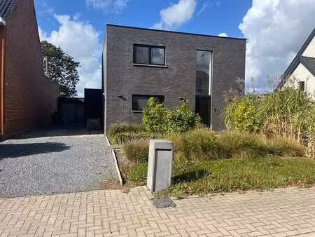 moderne woning met bijgebouw en tuin