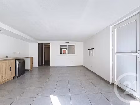 location locaux professionnels à chateaurenard (13160)  5 880 €