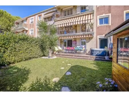 nice: corniche belle vue: 4 pièces en rez-de-jardin avec parking