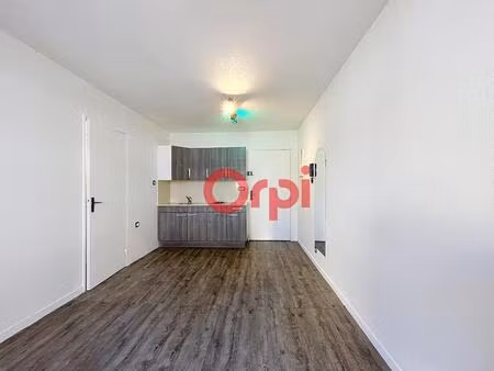 à louer – studio avec coin cabine – centre de sainte-maxime