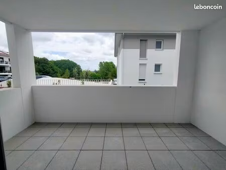 t2 avec terrasse et parking