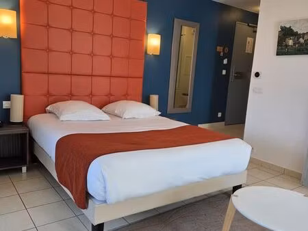 grand studio meublé à louer – location au mois  1300 tout compris - sans obligation de rev