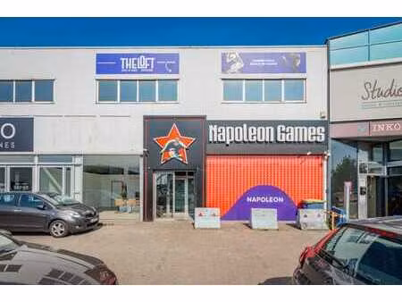 propriété commerciale spacieuse et polyvalente à vendre