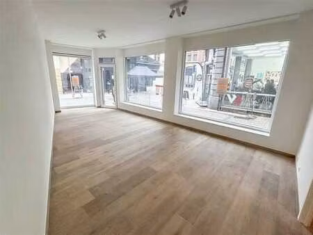 beau commerce ou bureau  idéalement situé en centre-ville
