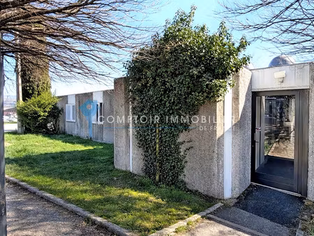 a vendre local commercial de plain-pied 443m 2 avec parking