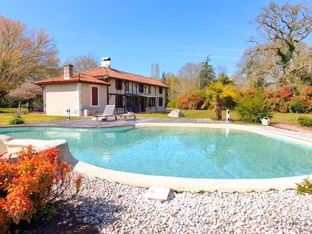 propriété 200 m2 avec étang  piscine sur 5 hectares