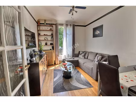 montreuil  moins de 10min (750 m) du metro  immeuble annees 30  2 pièces traversant avec c